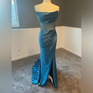 Green Sherri hill prom